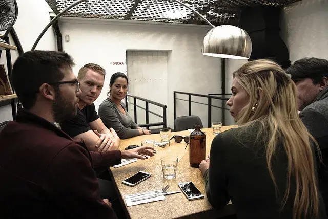 Grupo de amigos conversando en un restaurante en Bogotá.