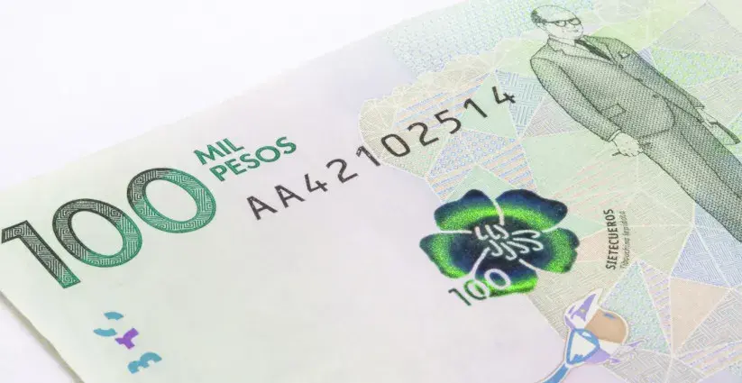 Billete de cien mil pesos Colombianos por el lado de la flor de sietecueros, el barranquero y Carlos Lleras Restrepo.