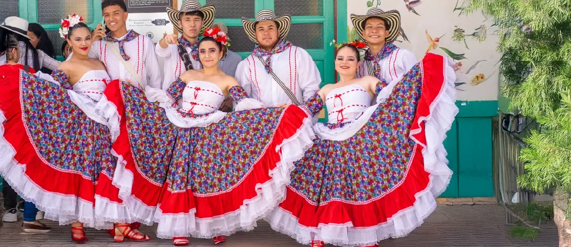 Atuendo colombiano de arriero y chapolera