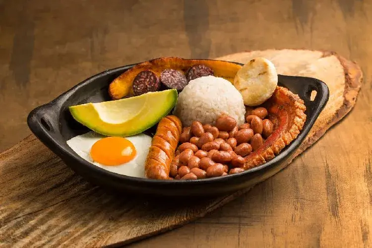 Bandeja paisa con todos sus ingredientes.