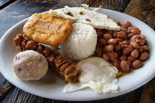 bandeja paisa colombia