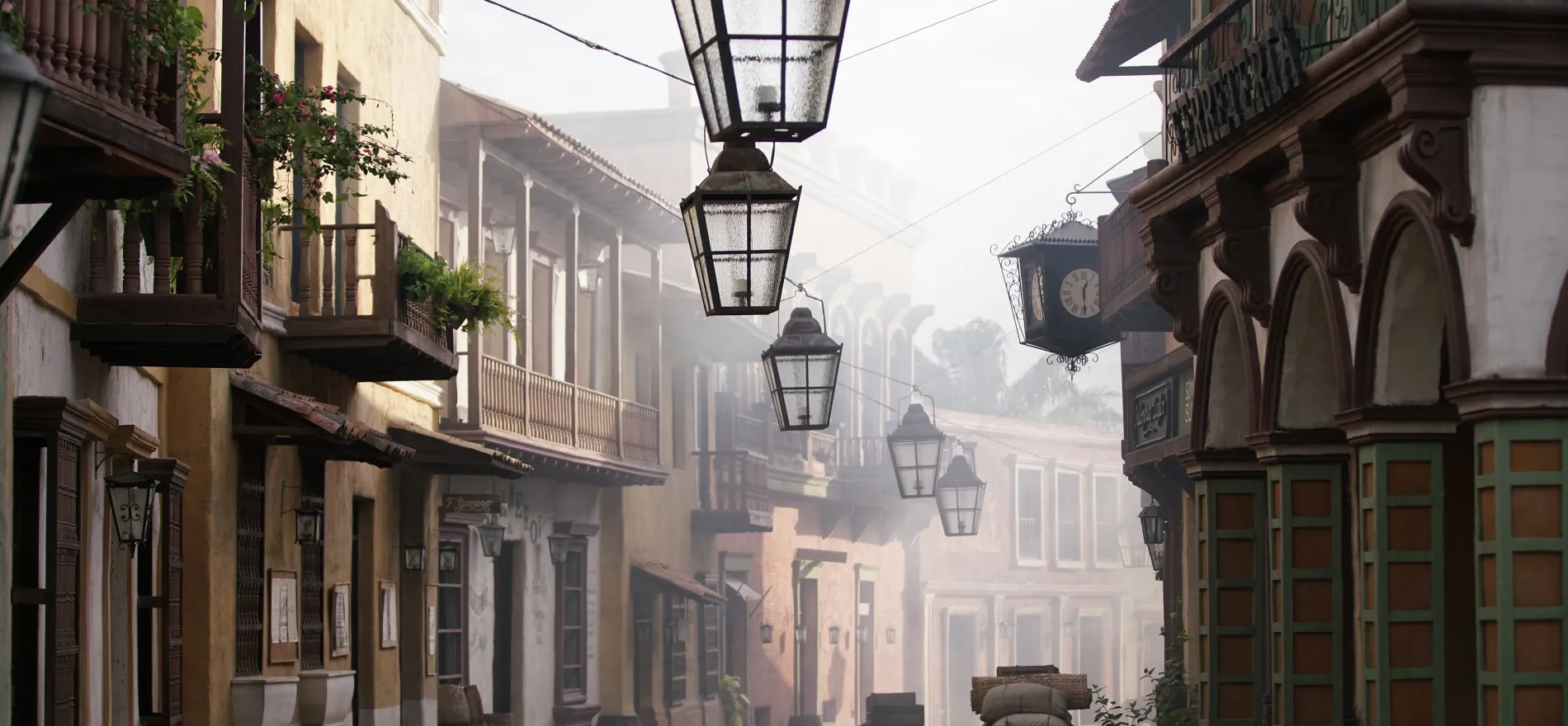 Calle antigua con balcones de madera y faroles colgantes, con ambiente de neblina que evoca un pueblo tradicional latinoamericano.