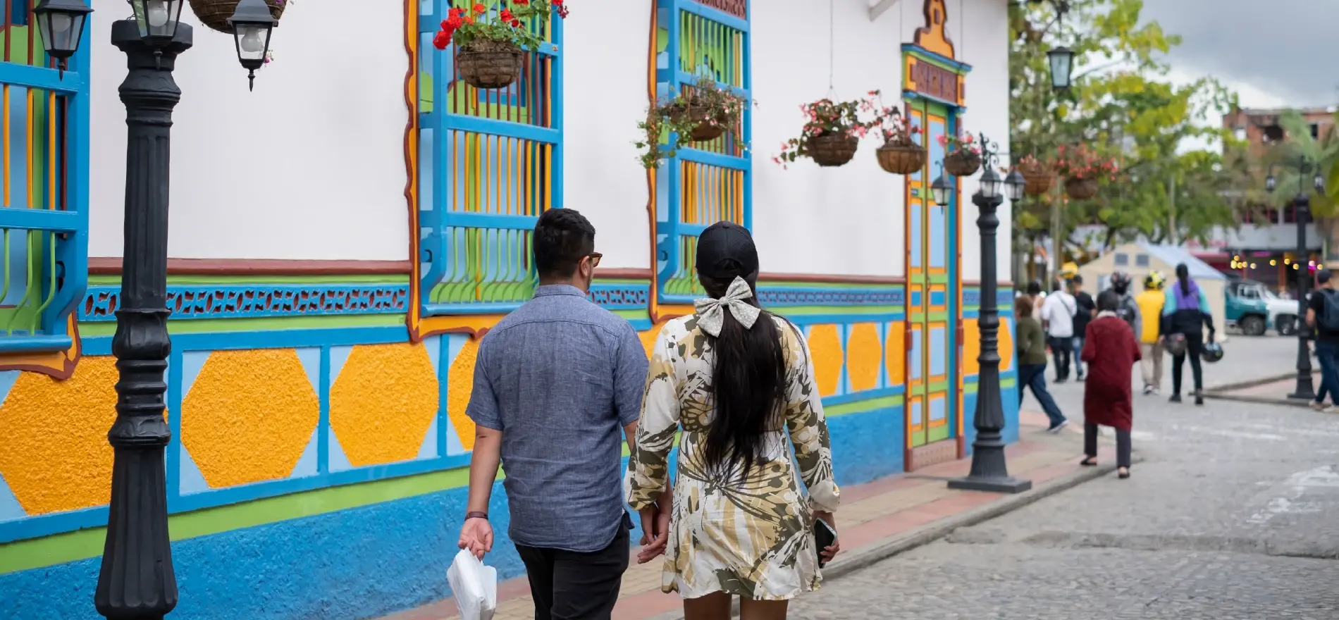 People in Medellín using informal paisa language