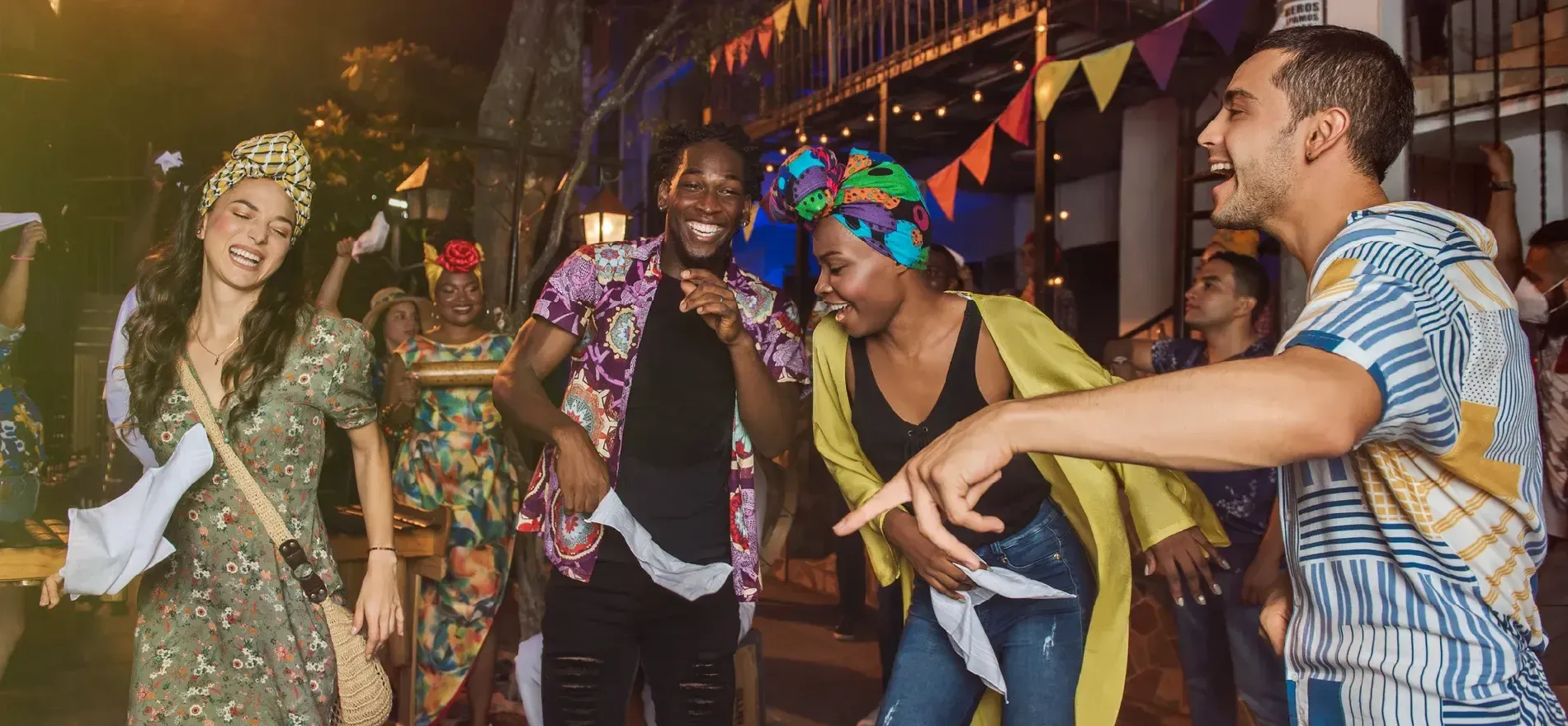 Personas colombianas celebrando en el país de la belleza