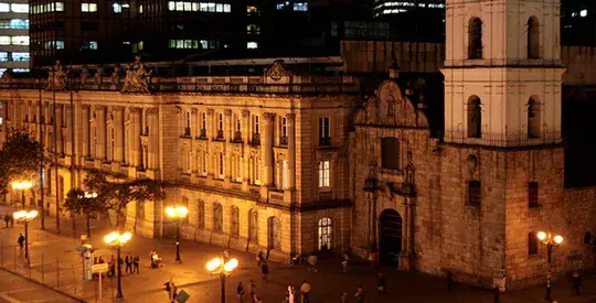 Vista nocturna de edificio colonial iluminado en Bogotá
