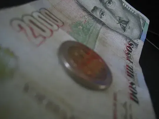 2000 peso banknote and Colombian currency