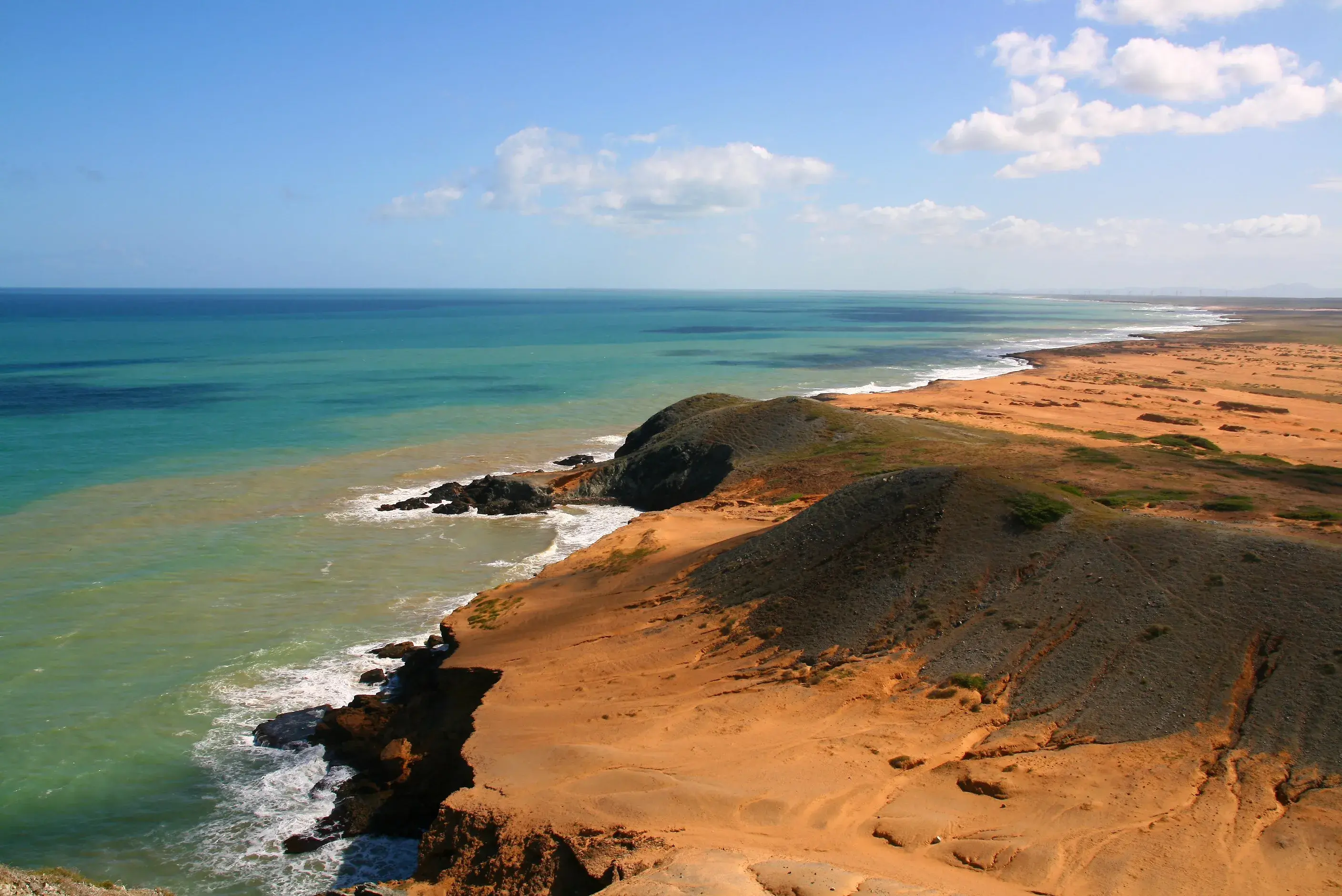 Vista aérea de la costa desértica de La Guajira. ¡Qué contraste entre el desierto y el mar Caribe!