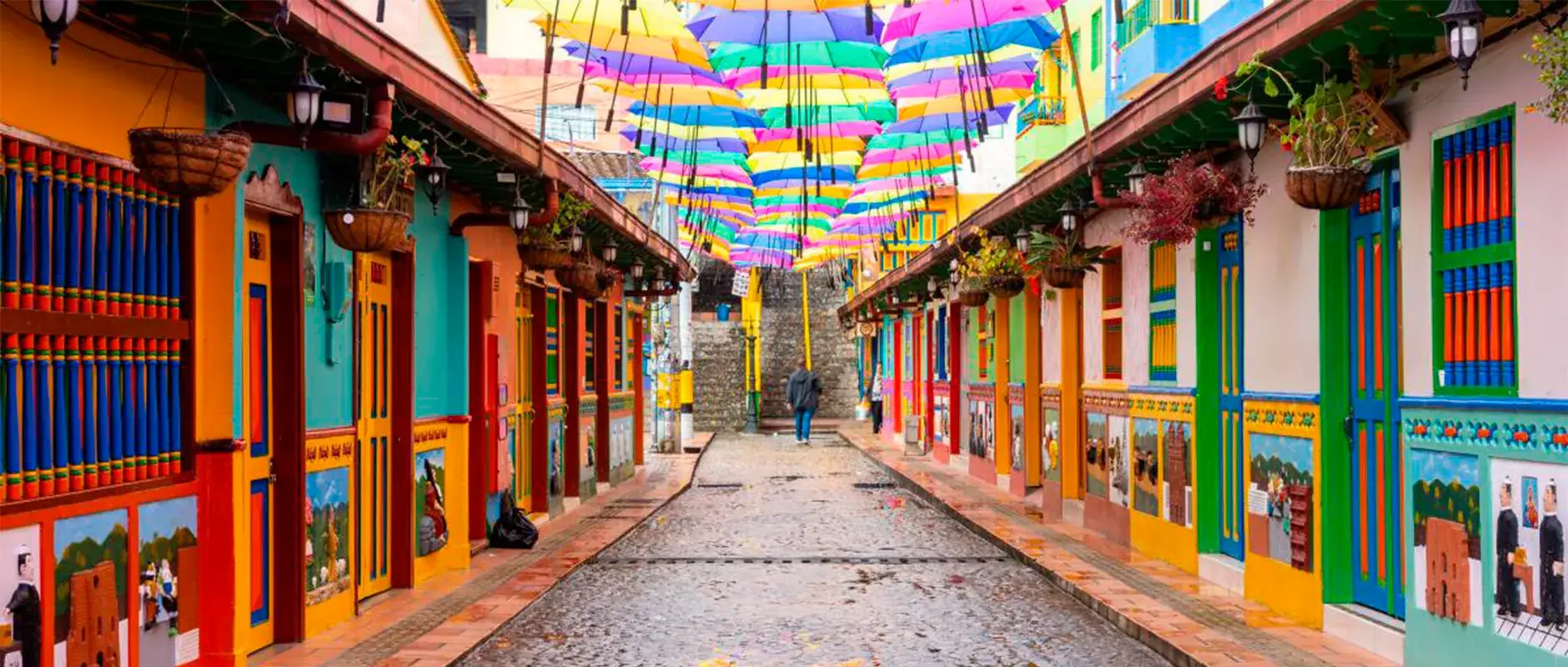 Calle de las Sombrillas en Guatapé, con sombrillas de colores colgadas sobre calle empedrada