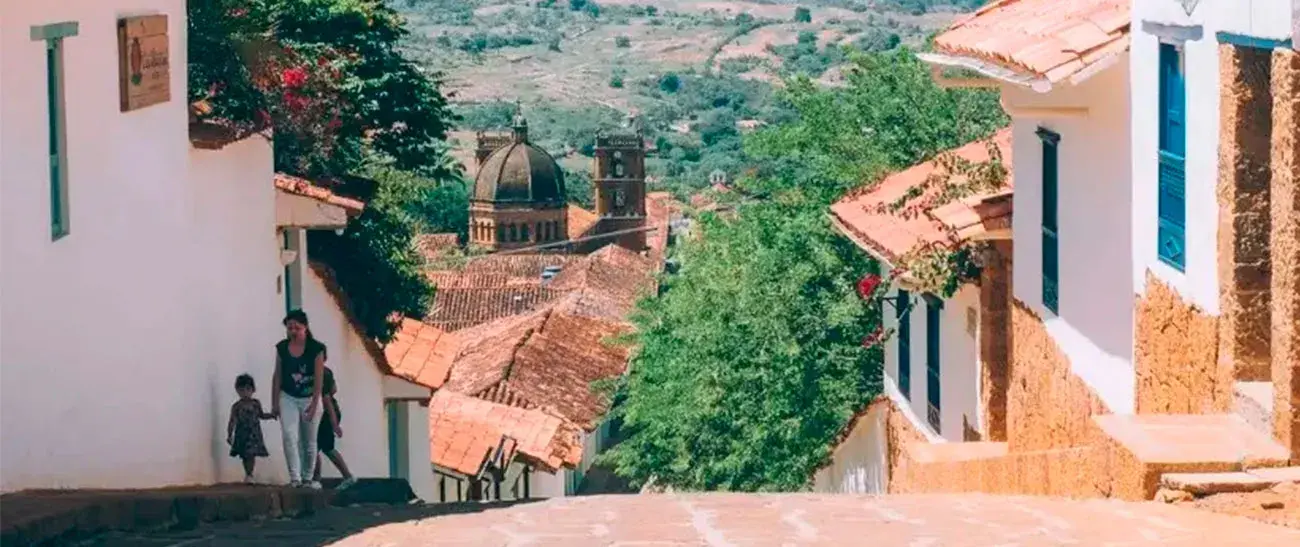 Calle Real en Barichara con casas antiguas coloniales de fachadas blancas y techos de teja