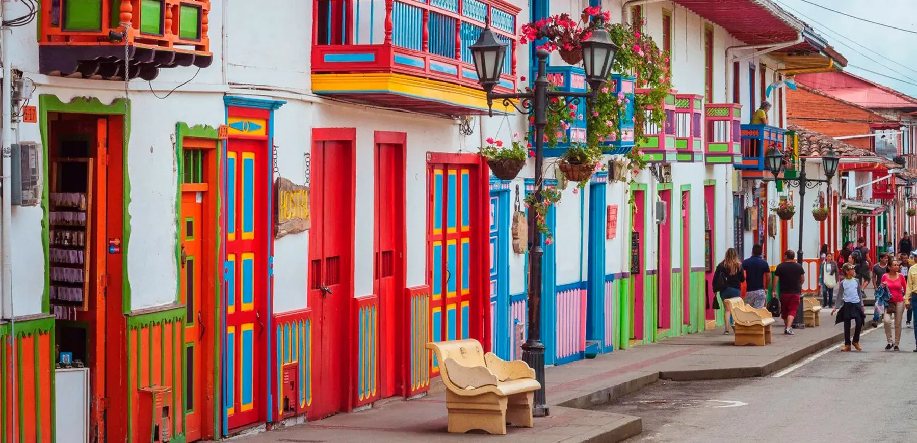 Calle Real de Salento Quindío, con fachadas coloridas, balcones y turistas caminando