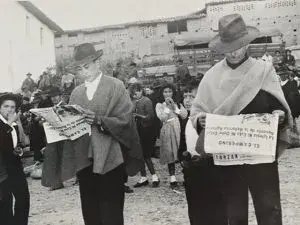 Trabajadores leyendo el periódico El Campesino