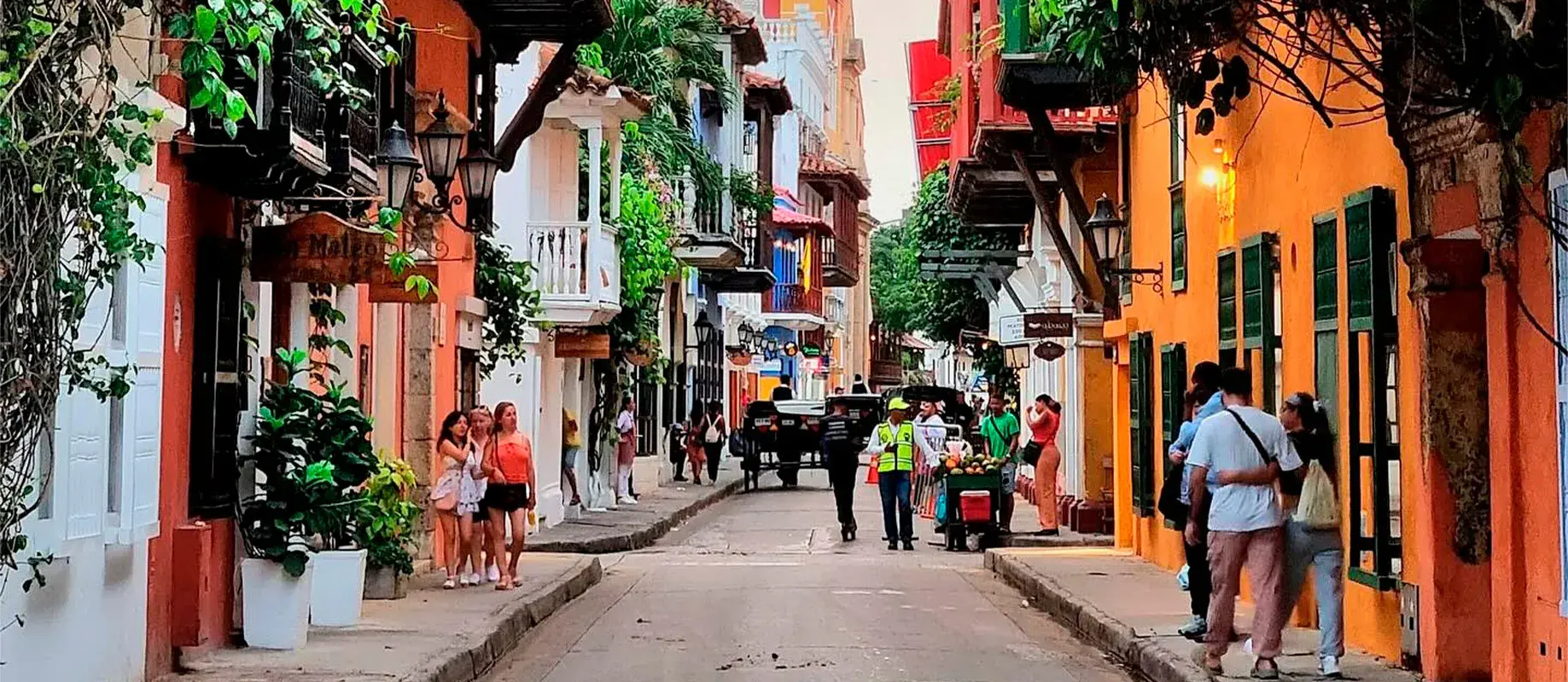 Carrera 4 de Cartagena de Indias, en medio de balcones coloniales y al fondo la Catedral de Santa Catalina de Alejandría.