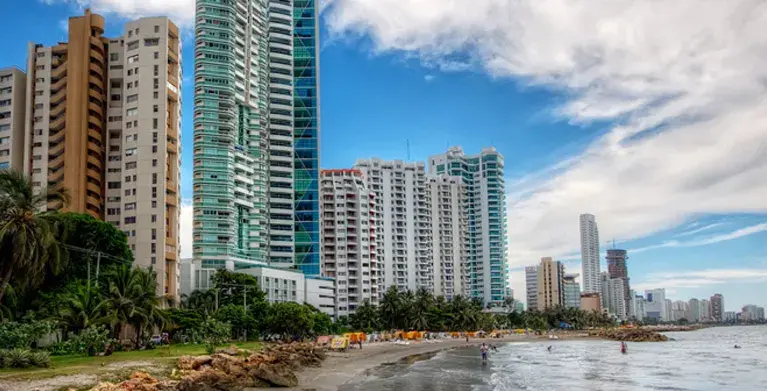 Bocagrande, Cartagena, con edificios altos junto a la playa. ¡Así es! Esta es la zona moderna de Cartagena.