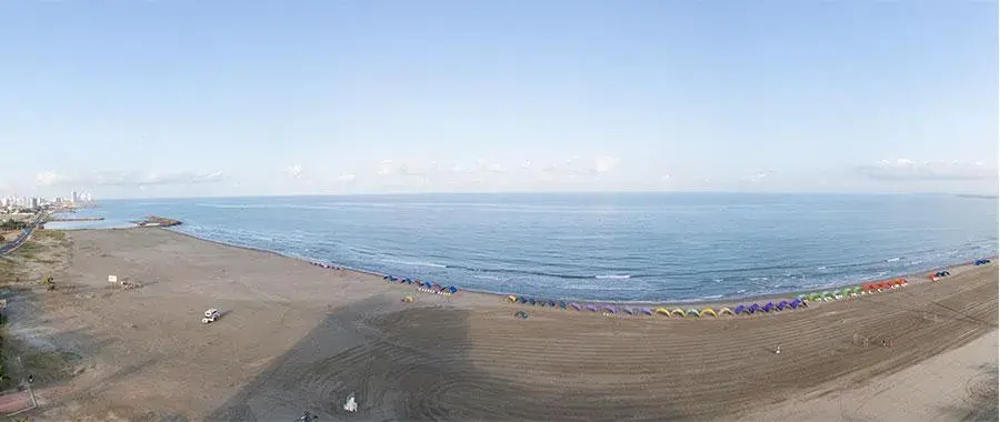 Playa de Cartagena limpia con cielo despejado
