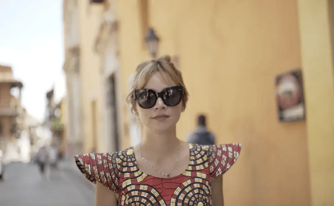 Johana Bahamón en la calle de Cartagena vistiendo gafas oscuras