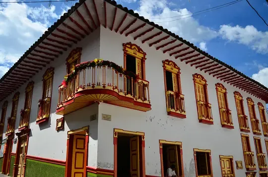 Casa colonial con balcones coloridos en el pueblo de Salamina