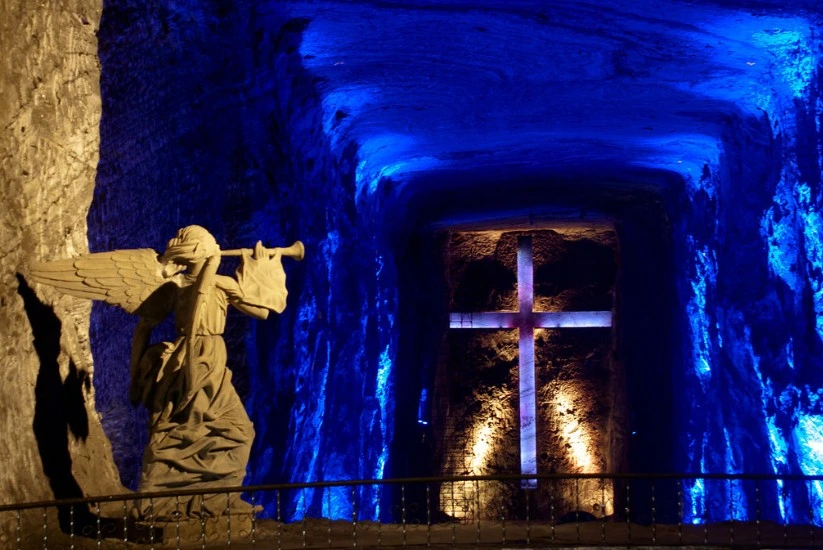 Interior de la Catedral de Sal de Zipaquirá, Colombia, mostrando una gran cruz tallada en la roca