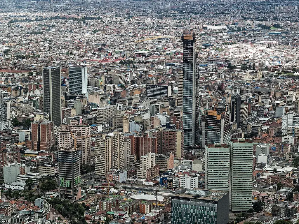 Vista aérea del centro de Bogotá con la Torre Colpatria.