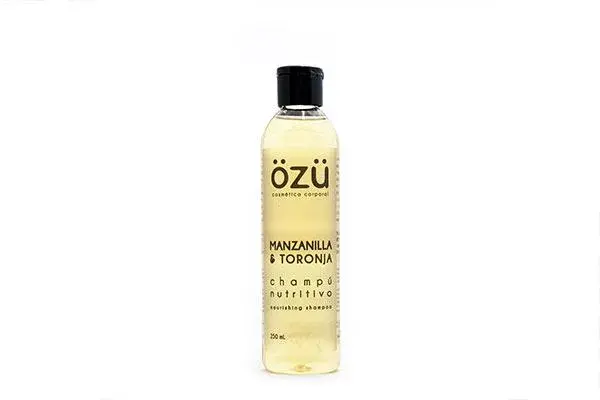Champú Özu de Manzanilla y Toronja sobre fondo blanco.