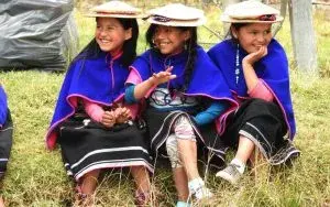 Niñas indígenas misak sonriendo en el Cauca. ¡Qué alegría transmiten!