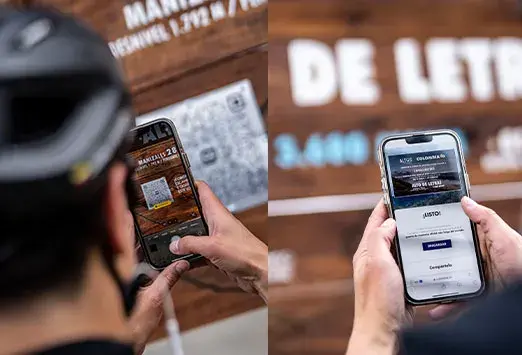 Ciclista escaneando QR. Pantallas de móvil con info.