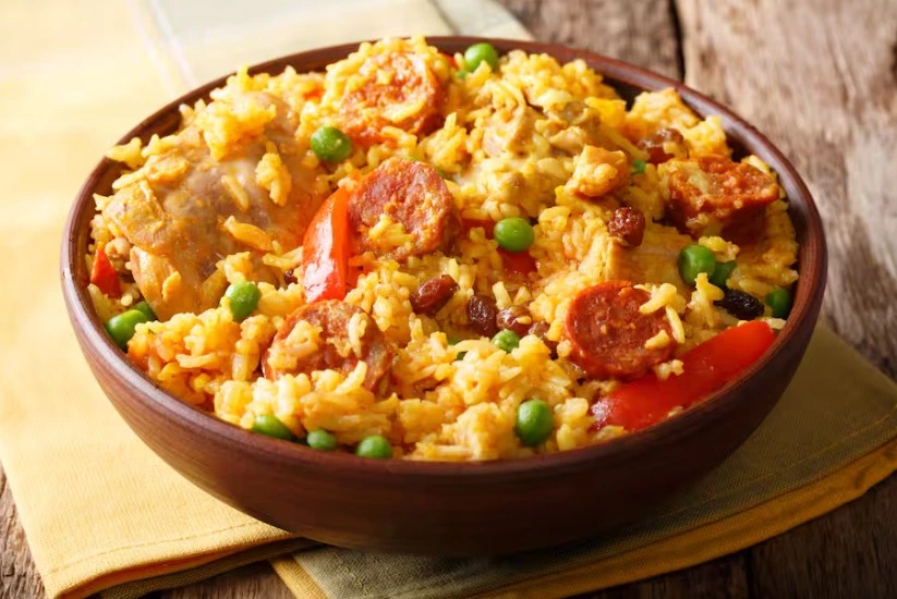 Comida colombiana servida en un plato hondo sobre una mesa de madera 
