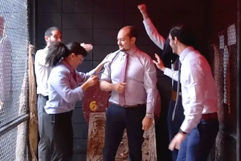 Compañeros hablando del juego