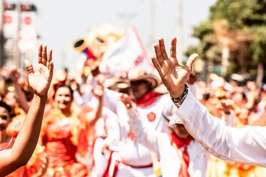 Una de las comparsas bailando en el desfile principal del Carnaval de Barranquilla | Marca País Colombia