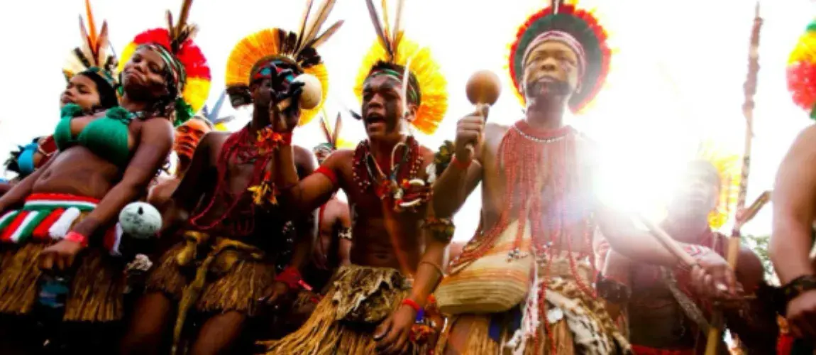 Comunidades indígenas de Colombia tocando música