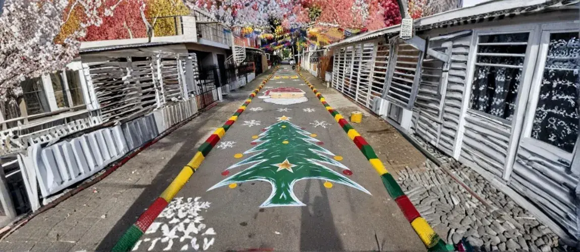 Cuadra en Colombia pintada de Navidad