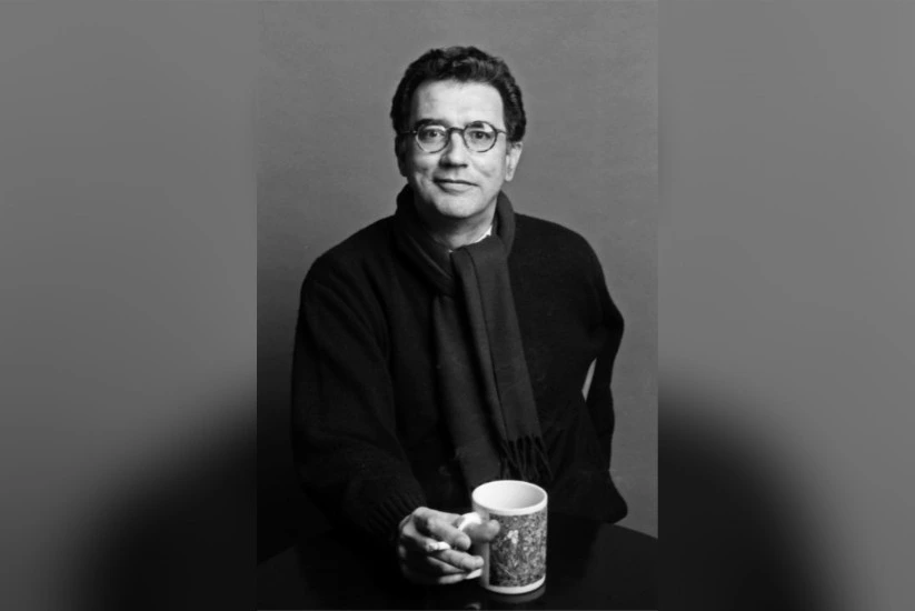 Retrato blanco y negro de Darío Jaramillo Agudelo con saco oscuro y bufanda