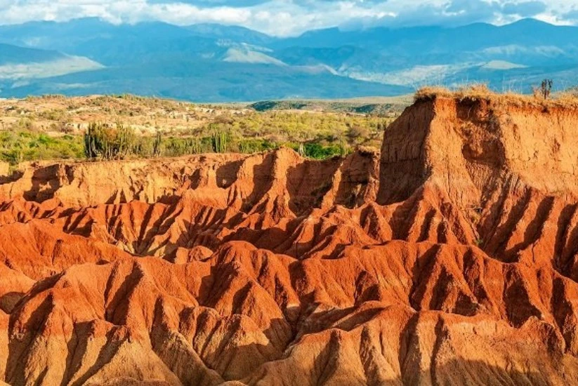 Desierto de la Tatacoa en Colombia, con un cielo azul y ecosistema verde alrededor