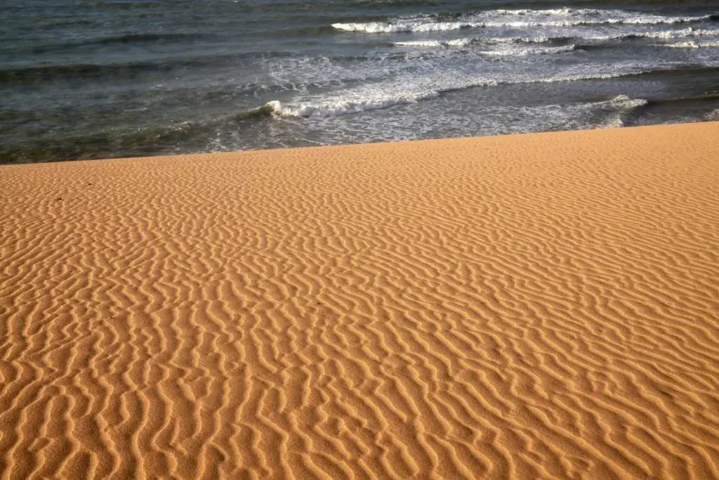 Dunas de arena que se encuentran con el mar en La Guajira. ¡Un paisaje único en Colombia!