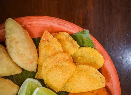 Empanadas de pipián servidas en plato con limón