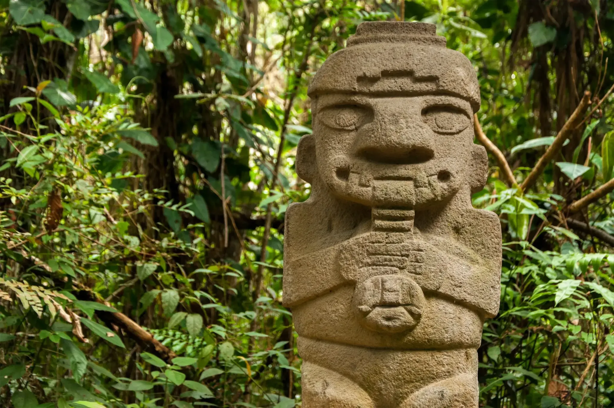 Escultura indígena tallada en piedra en San Agustín, Colombia