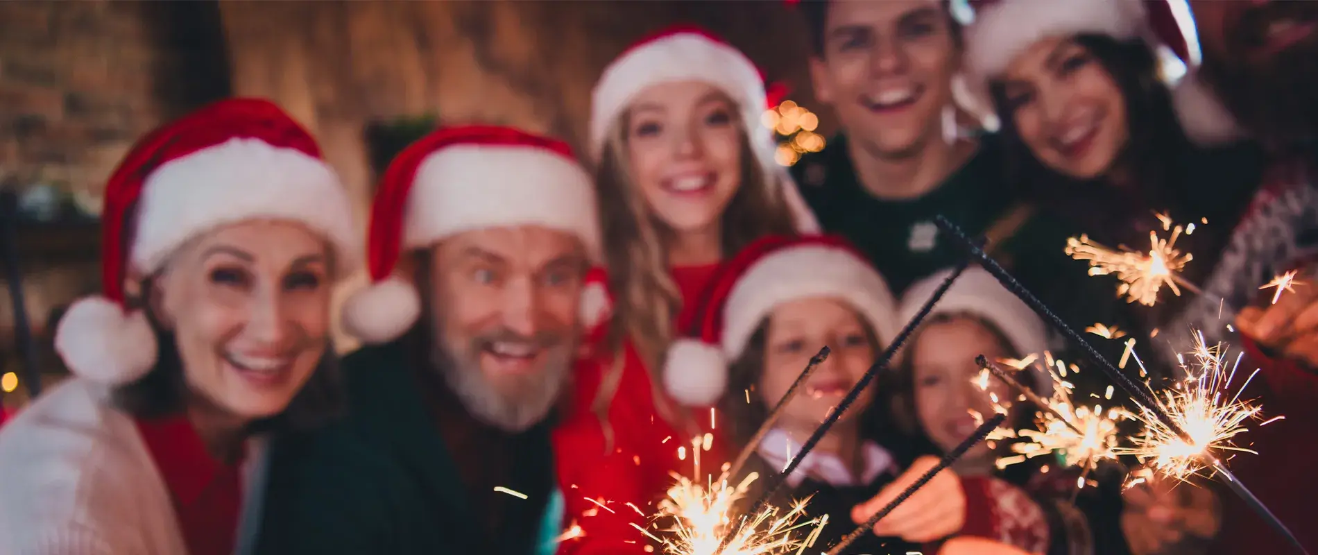 Familia celebrando la Navidad