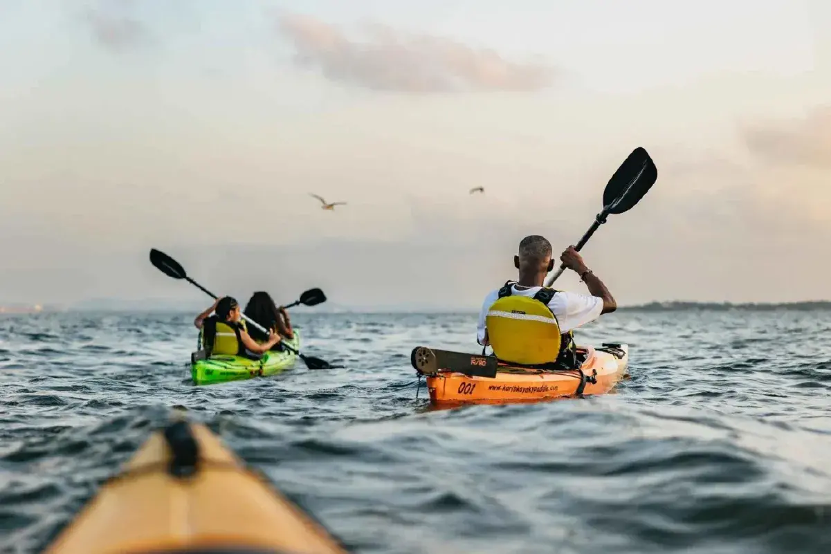 Familia haciendo Kayak en aguas de Cartagena