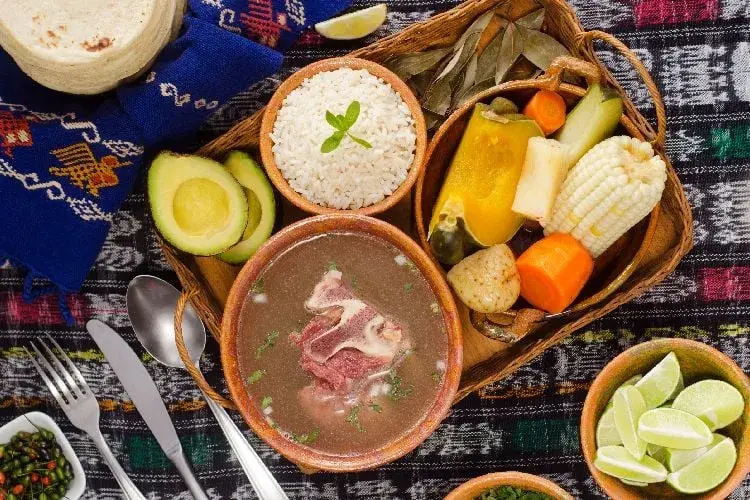 Plato típico colombiano con arroz, sopa, aguacate y verduras