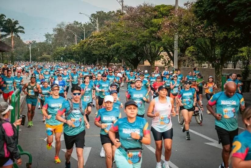 Group of people participating in the Medellín Marathon
