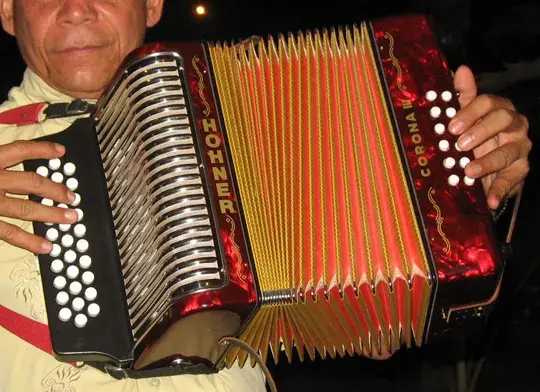 Hombre tocando un acordeón Hohner Corona. ¡Qué buen instrumento!
