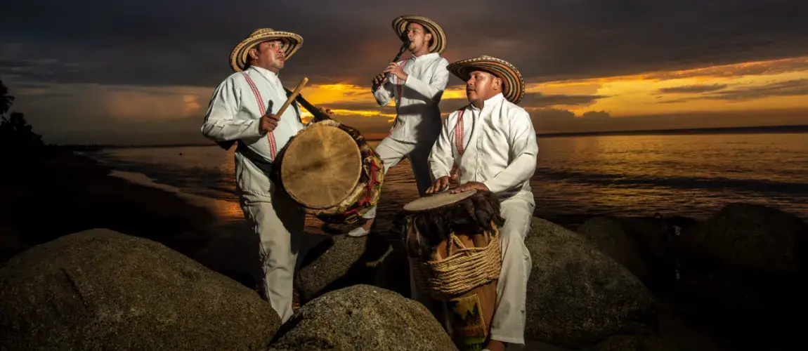 Hombre tocando ritmos típicos colombianos