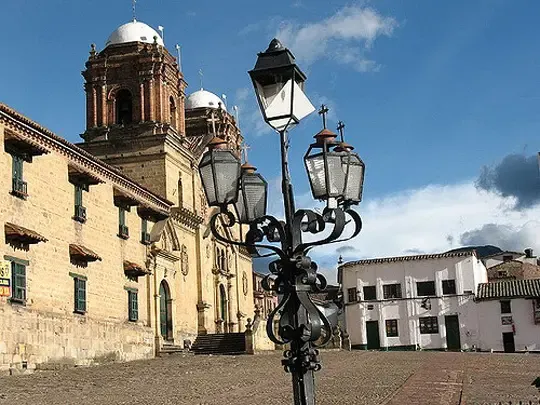 Catedral colonial de Monguí con farola antigua en primer plano