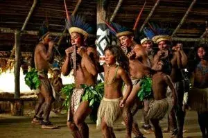 Indígenas nukak-makú bailando y tocando instrumentos.
