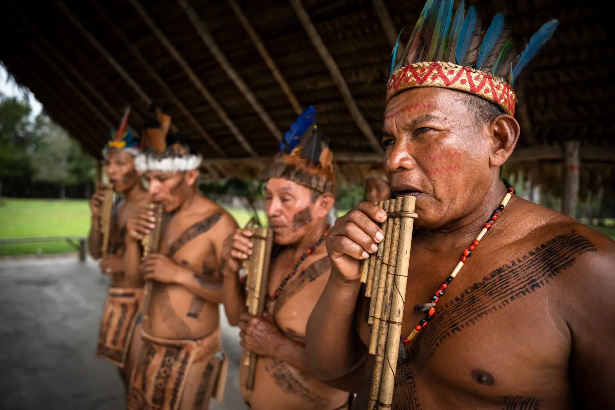 Indígenas tocando flautas en la Amazonía colombiana.