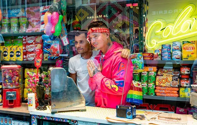 J Balvin y un amigo en una tienda de barrio colombiana.