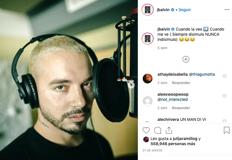 J Balvin en estudio de grabación usando audífonos frente a micrófono