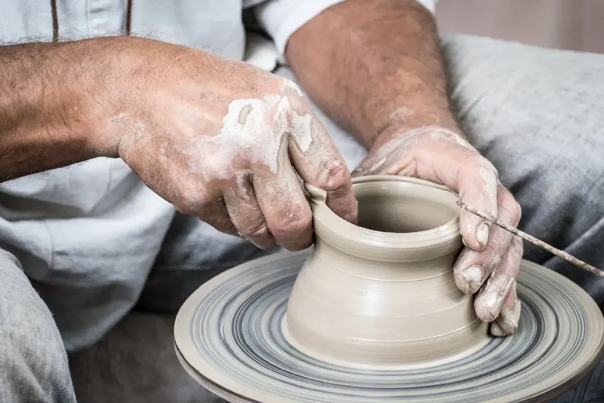 Manos creando arte en cerámica