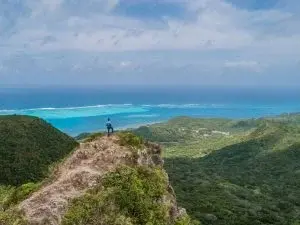 Persona en mirador con vista al mar en Providencia, Colombia