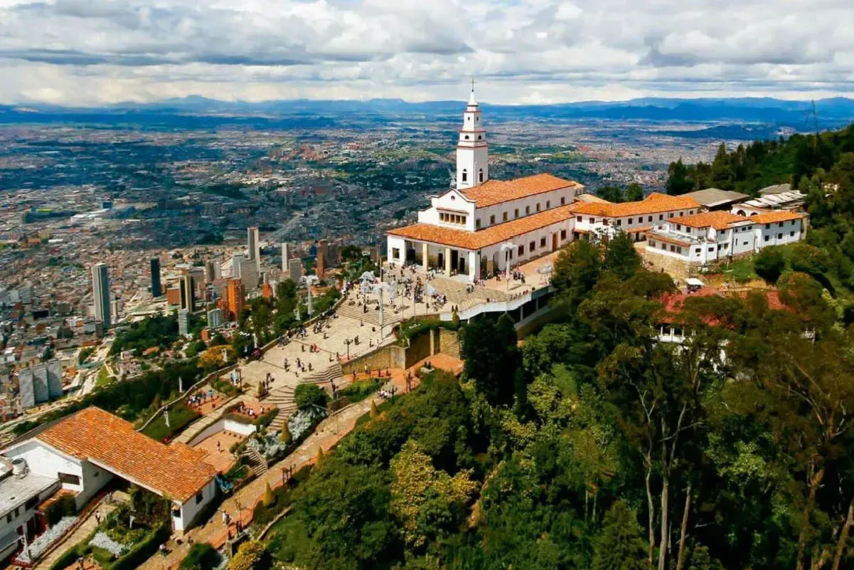 Vista en plano general de Monserrate en Bogotá