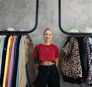 Mujer colombiana exponente de la moda.